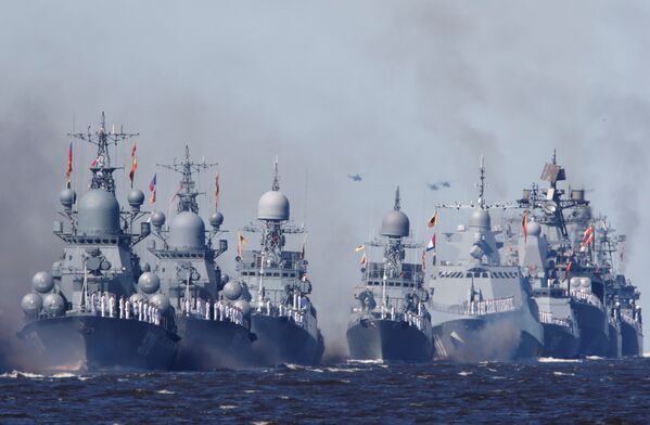 Военные корабли ВМФ России во время Главного военно-морского парада по случаю Дня Военно-морского флота РФ в Кронштадте - Sputnik Абхазия