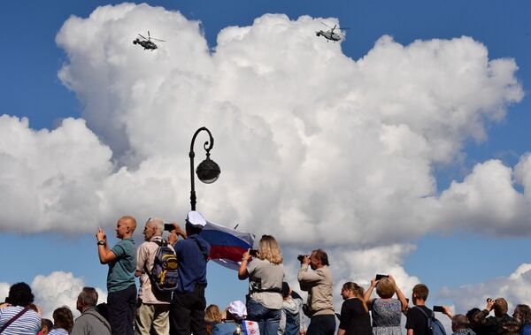 Жители на набережной Санкт-Петербурга наблюдают пролет корабельных транспортно-боевых вертолетов Ка-29 во время Главного военно-морского парада России - Sputnik Абхазия