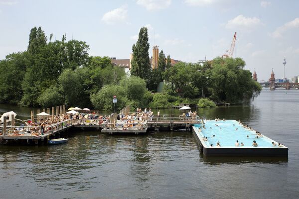 Люди плавают в открытом бассейне на реке Шпрее  в Берлине - Sputnik Абхазия