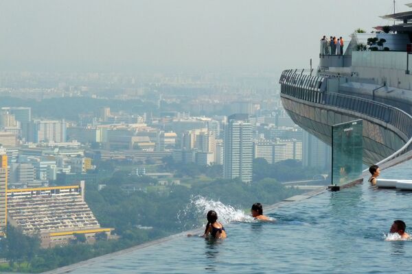 «Безбрежный бассейн» на вершине сингапурского небоскреба  - Sputnik Абхазия