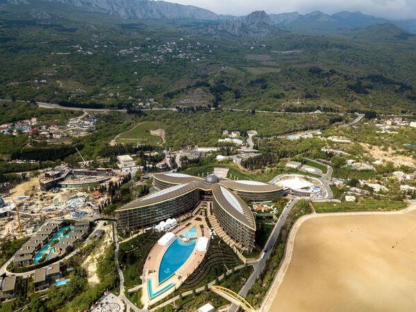 Бассейн у пятизвездочного отеля Mriya Resort & Spa в Ялте - Sputnik Абхазия