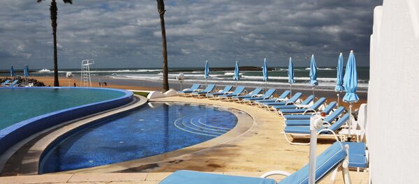 Шезлонги у бассейна под открытым небом на территории отеля L'Amphitrite palace beach resort в Рабате. Шезлонги у бассейна под открытым небом на территории отеля L'Amphitrite palace beach resort в Рабате. - Sputnik Абхазия