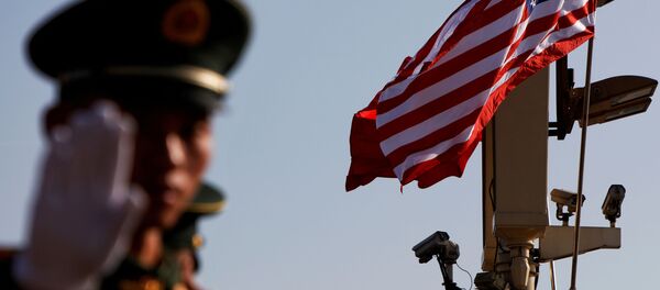 Военный жестикулирует недалеко от Запретного города в Пекине Военный жестикулирует недалеко от Запретного города в Пекине - Sputnik Абхазия