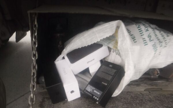 Сочинские таможенники предотвратили вывоз незадекларированных мобильных телефонов. - Sputnik Абхазия