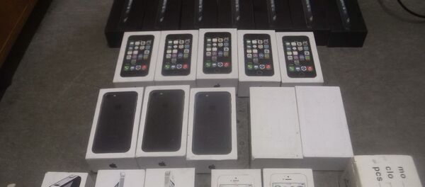 Сочинские таможенники предотвратили вывоз незадекларированных мобильных телефонов. Сочинские таможенники предотвратили вывоз незадекларированных мобильных телефонов. - Sputnik Аҧсны