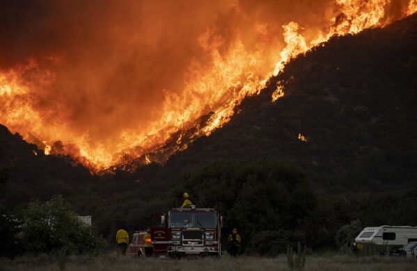 Пожарные у палящего леса в Калифорнии  - Sputnik Абхазия