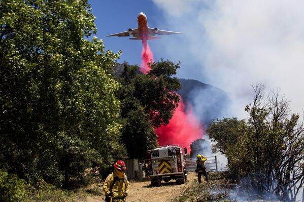 Самолет во время тушения природного пожара в Калифорнии  - Sputnik Абхазия
