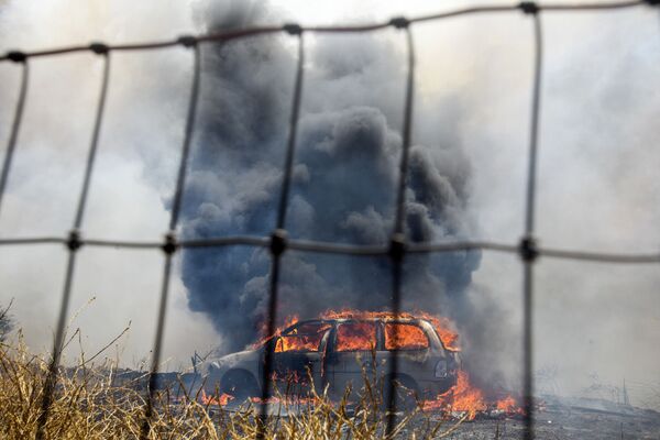Горящий автомобиль во время природного пожара в Калифорнии  - Sputnik Абхазия
