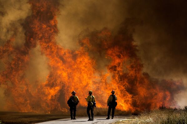 Пожарные у палящей травы в Калифорнии - Sputnik Абхазия