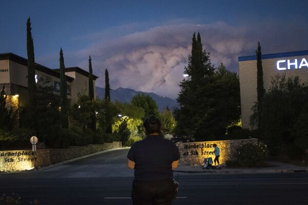Женщина наблюдает за природными пожарами в Калифорнии - Sputnik Абхазия