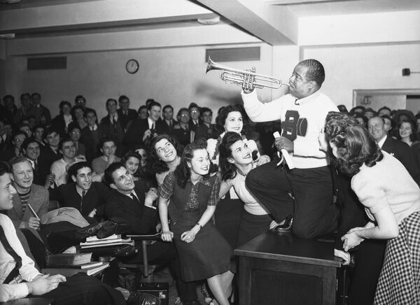 Музыкант Луи Армстронг во время выступления в Бруклинском колледже в Нью-Йорке, 1941 год - Sputnik Абхазия