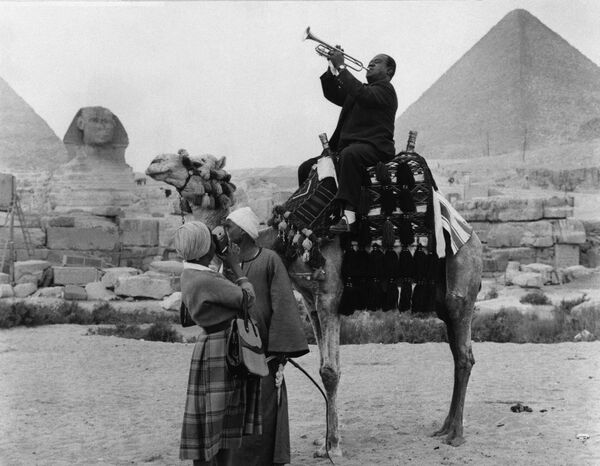 Музыкант Луи Армстронг на верблюде в Каире, 1961 год - Sputnik Абхазия