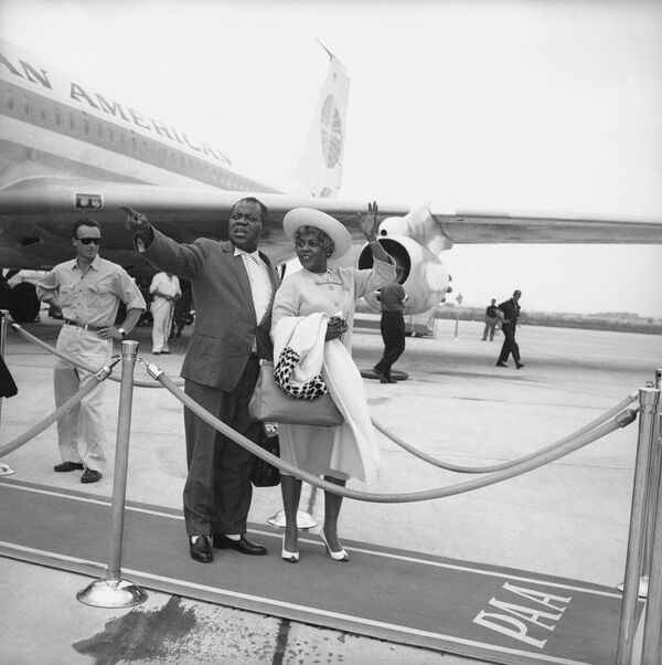 Музыкант Луи Армстронг с женой Люсиль у самолета в Риме, 1963 год  - Sputnik Абхазия