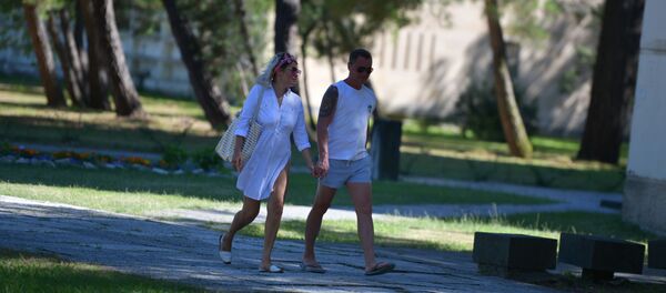 Туристы в Пицунде Туристы в Пицунде - Sputnik Абхазия