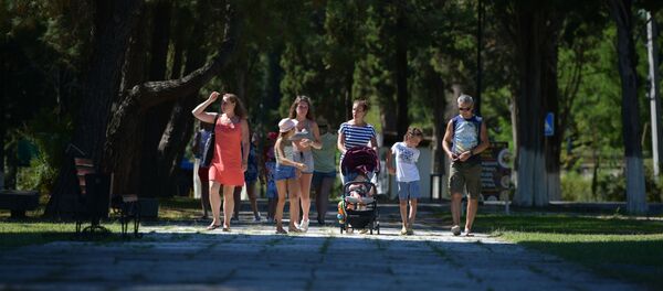 Туристы в Пицунде  Туристы в Пицунде  - Sputnik Абхазия