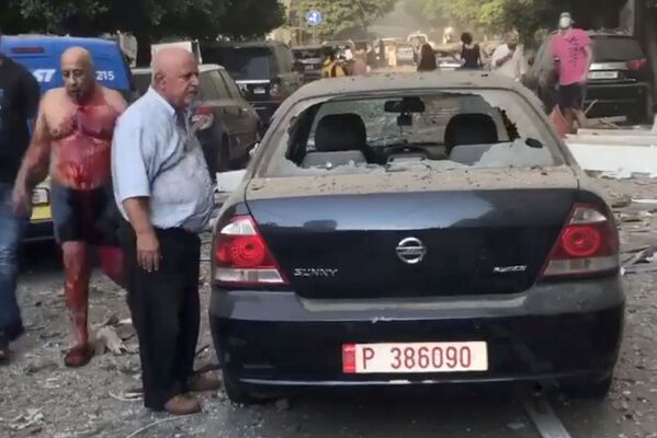 Машина с выбитыми стеклами на улицах Бейрута после взрыва - Sputnik Абхазия