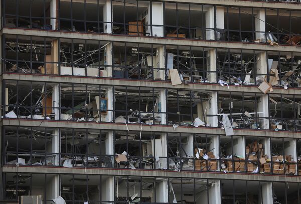 Выбитые стекла в здании, находящемся поблизости от порта Бейрута, где произошел мощный взрыв - Sputnik Абхазия