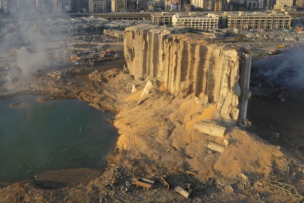 Разрушенное хранилище топлива в Бейруте после взрыва - Sputnik Абхазия