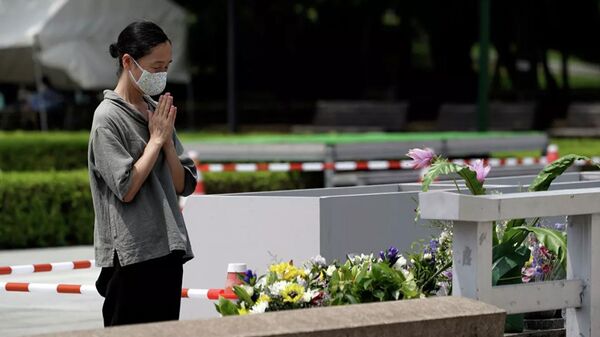 Женщина молится у памятника жертвам Хиросимы  - Sputnik Абхазия