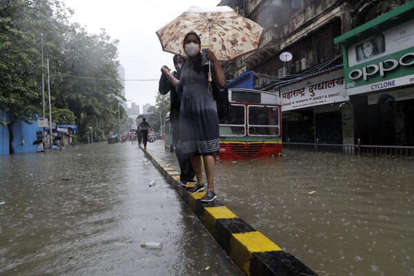 Затопленная улица во время проливных дождей в Мумбаи, Индия - Sputnik Абхазия