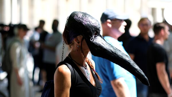 Девушка в маске чумного доктора на демонстрации против связанных с коронавирусом ограничений в Берлине  - Sputnik Абхазия