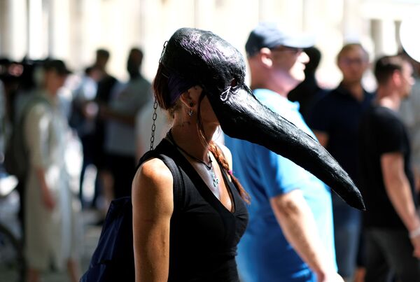 Девушка в маске чумного доктора на демонстрации против связанных с коронавирусом ограничений в Берлине  - Sputnik Абхазия