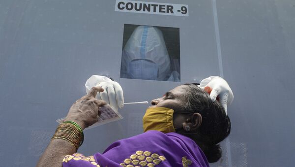 Женщина в мобильном пункте сдачи теста на коронавирус в Хайдарабаде, Индия  - Sputnik Абхазия