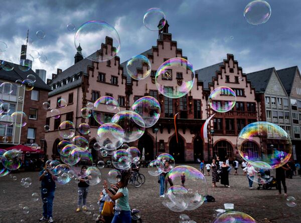 Мыльные пузыри на площади Франкфурта, Германия  - Sputnik Абхазия