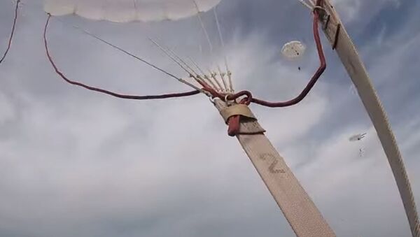 Первый прыжок от первого лица / Десантирование военнослужащих Тульского десантного соединения - Sputnik Абхазия