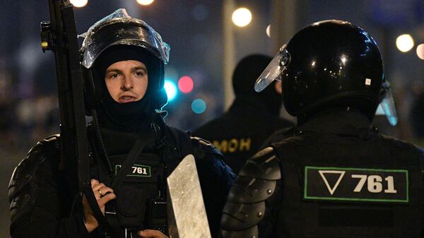 Сотрудники правоохранительных органов во время акции протеста на одной из улиц в Минске - Sputnik Аҧсны