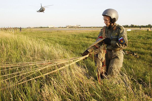 Будущие летчицы совершили практическое десантирование с вертолета Ми-8 с высоты более 800 метров - Sputnik Абхазия