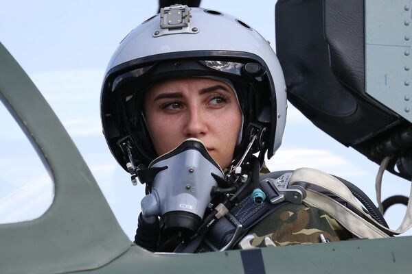 Курсантка Краснодарского высшего военного авиационного училища готовится к первому учебно-тренировочному полёту на самолёте L-39 Albatros - Sputnik Абхазия