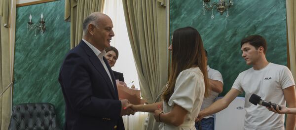 Амина Аншба на встрече с президентом Амина Аншба на встрече с президентом - Sputnik Абхазия