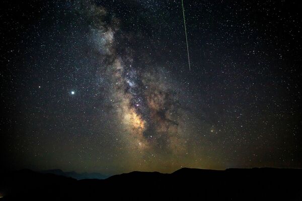 Звездное небо, наблюдаемое в Краснодарском крае во время метеорного потока Персеиды - Sputnik Абхазия