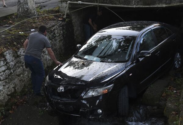 Фотофакт: автомобиль съехал в реку Сухумка в центре столицы Абхазии - Sputnik Абхазия