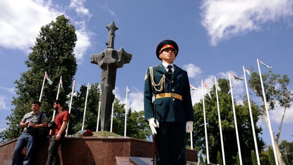 Возложение цветов в день 28-й годовщины начала Отечественной войны в Абхазии - Sputnik Абхазия