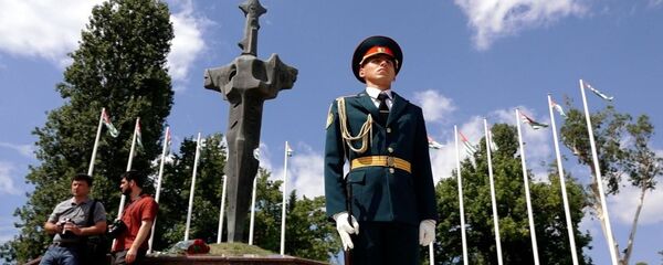 Возложение цветов в день 28-й годовщины начала Отечественной войны в Абхазии Возложение цветов в день 28-й годовщины начала Отечественной войны в Абхазии - Sputnik Абхазия