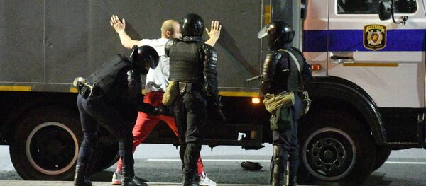 Сотрудники правоохранительных органов задерживают участника акции протеста в Минске Сотрудники правоохранительных органов задерживают участника акции протеста в Минске - Sputnik Абхазия