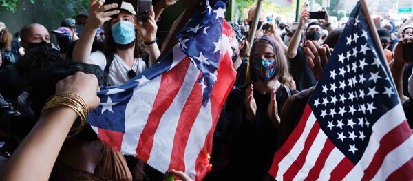 Столкновения между сторонниками и противниками акции BLM в Нью-Йорке Столкновения между сторонниками и противниками акции BLM в Нью-Йорке - Sputnik Абхазия