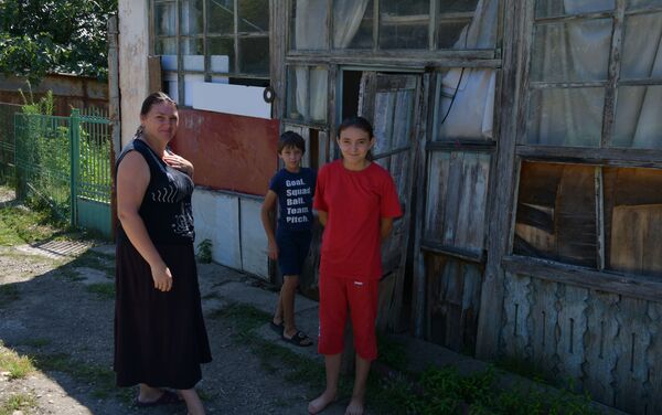 Жена старшего сына Гельмута с детьми  - Sputnik Абхазия