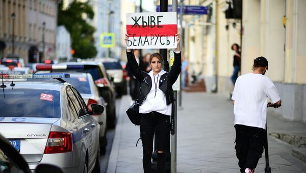 Девушка с плакатом Живе Беларусь! у посольства Белоруссии в Москве - Sputnik Аҧсны