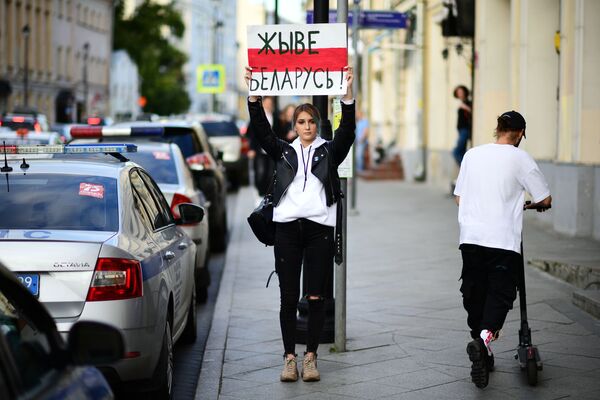 Девушка с плакатом Живе Беларусь! у посольства Белоруссии в Москве - Sputnik Абхазия