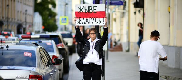 Девушка с плакатом Живе Беларусь! у посольства Белоруссии в Москве Девушка с плакатом Живе Беларусь! у посольства Белоруссии в Москве - Sputnik Абхазия