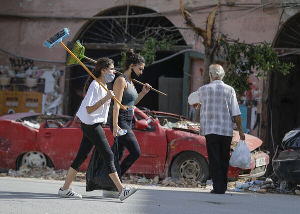 Девушки-волонтеры в разрушенном взрывом пригороде Бейрута - Sputnik Абхазия