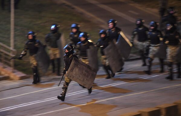 Сотрудники правоохранительных органов во время акции протеста в Минске - Sputnik Абхазия