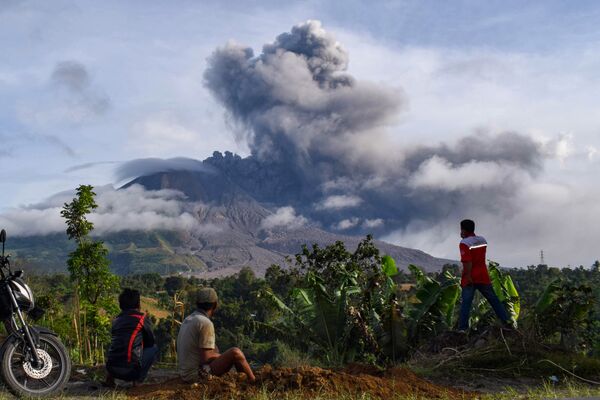 Жители деревни наблюдают за извержением вулкана Синабунг на Суматре - Sputnik Абхазия