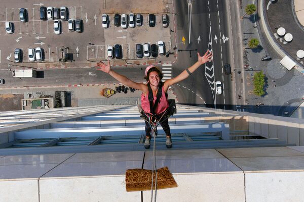 Специалист по мойке окон Ноа Толедо во время работы на высотном здании в Тель-Авиве, Израиль - Sputnik Абхазия