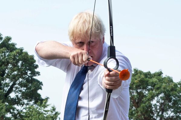 Премьер-министр Великобритании Борис Джонсон во время стрельбы из лука в летнем лагере Premier Education в Sacred Heart of Mary Girls, Лондон - Sputnik Абхазия