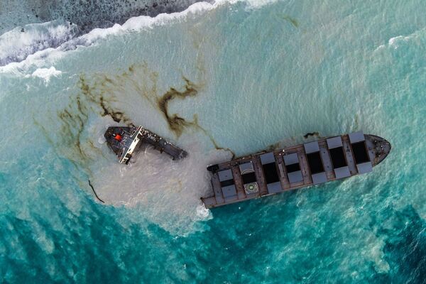 Вид сверху на разломившийся балкер MV Wakashio у берегов Маврикия  - Sputnik Абхазия