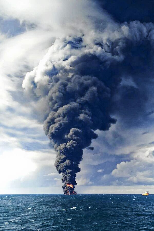 Дым от горящего иранского нефтяного танкера Sanchi в Восточно-Китайском море, 2018 год  - Sputnik Абхазия